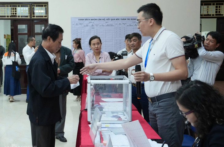 Người dân bốc thăm căn hộ tái định cư tại dự án cải tạo chung cư 51 Huỳnh Thúc Kháng