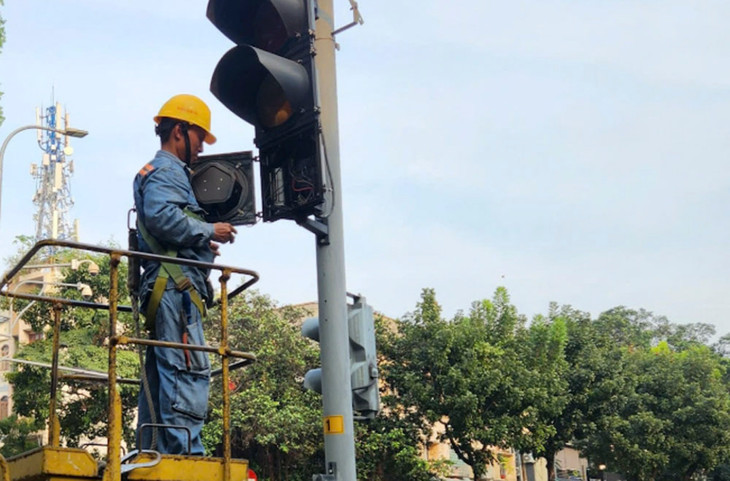 Hàng trăm cụm đèn tín hiệu giao thông gặp trục trặc