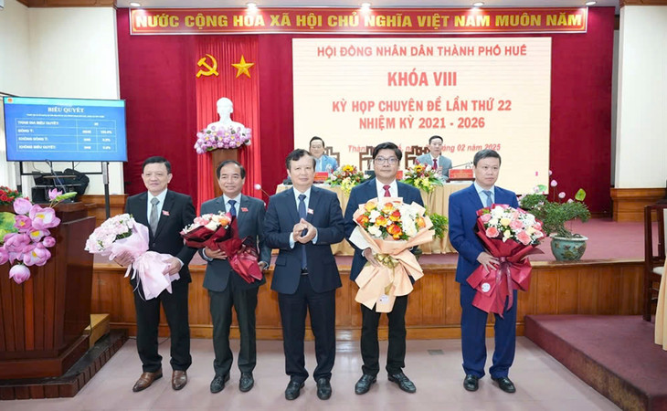 Lãnh đạo TP. Huế tặng hoa chúc mừng ông Nguyễn Chí Tài (thứ 2 từ phải sang)