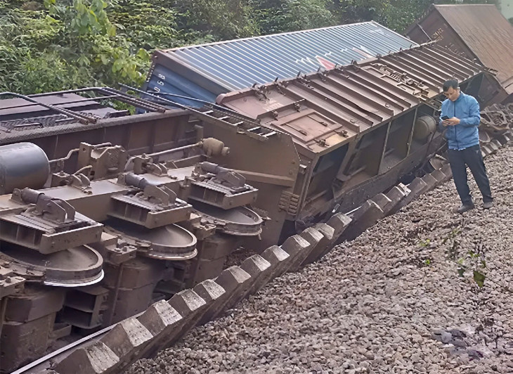 Hiện trường vụ tàu hàng bị lật, sáng 1/3