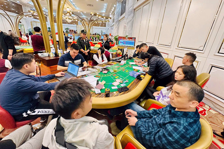 Các nghi phạm bị bắt quả tang trên sới bạc