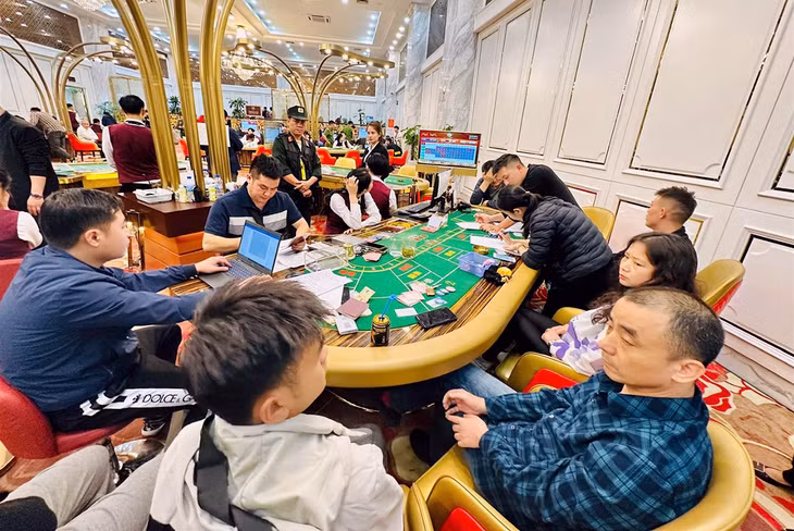 Các nghi phạm bị bắt quả tang trên sới bạc Các nghi phạm bị bắt quả tang trên sới bạc