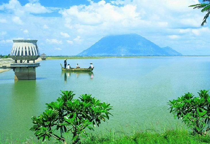 Khu du lịch có ba mặt giáp hồ Dầu Tiếng