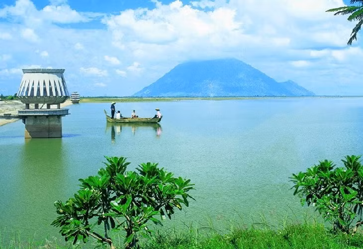 Khu du lịch có ba mặt giáp hồ Dầu Tiếng