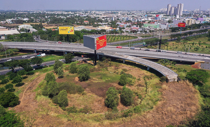 Một nhánh đường nối với đại lộ Võ Văn Kiệt thuộc dự án nằm trơ trọi sau 6 năm dừng thi công Một nhánh đường nối với đại lộ Võ Văn Kiệt thuộc dự án nằm trơ trọi sau 6 năm dừng thi công