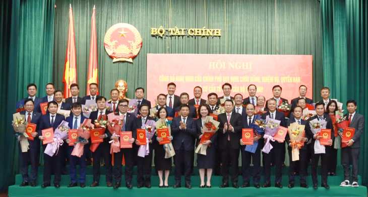Lãnh đạo Bộ Tài chính trao Quyết định và chúc mừng lãnh đạo cấp trưởng các đơn vị thuộc Bộ. Ảnh: Đức Minh