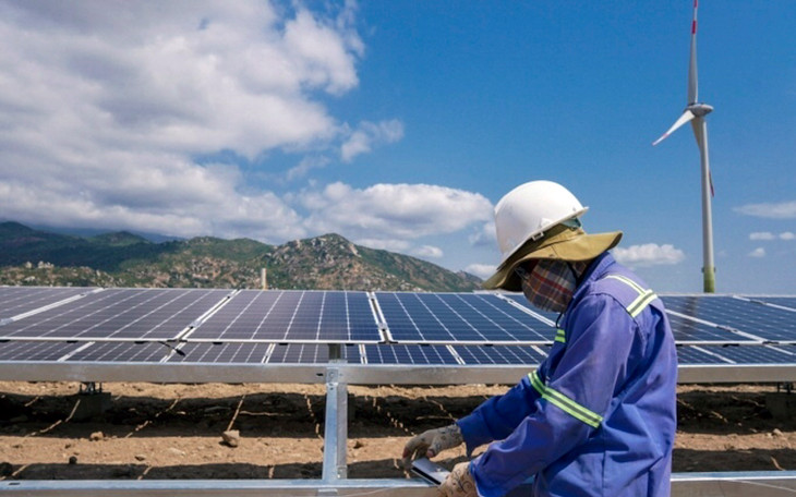 Công nhân thi công dự án điện mặt trời tại Ninh Thuận