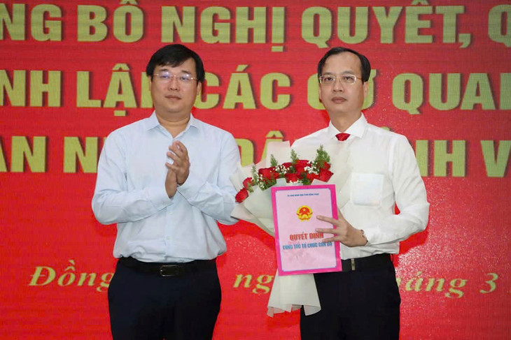 Ông Trần Trí Quang (phải) nhận quyết định quyền Chủ tịch tỉnh Đồng Tháp