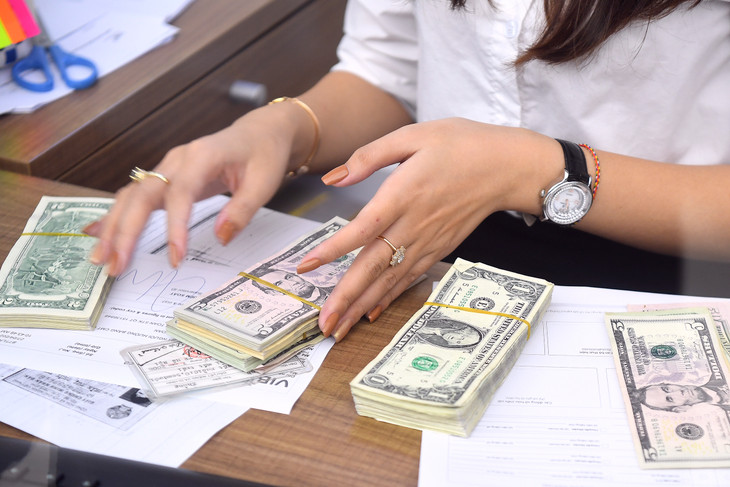 Nhân viên làm việc tại một quầy giao dịch của ngân hàng ở Hà Nội