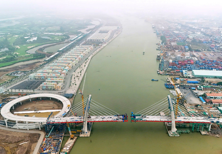 Cầu Hoàng Gia bắc qua sông Cấm, kết nối nội thành TP. Hải Phòng với đảo Vũ Yên (huyện Thủy Nguyên)