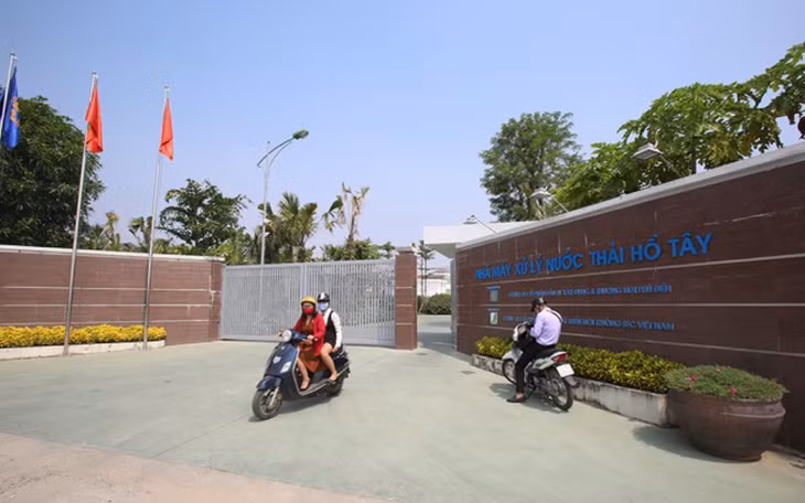 Thành phố dùng nước đã qua xử lý của nhà máy nước thải để bổ cập cho Hồ Tây