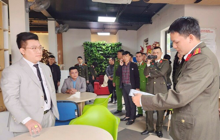 Cơ quan An ninh điều tra làm việc với Hồ Quốc Thân (ngoài cùng bên trái) Cơ quan An ninh điều tra làm việc với Hồ Quốc Thân (ngoài cùng bên trái)