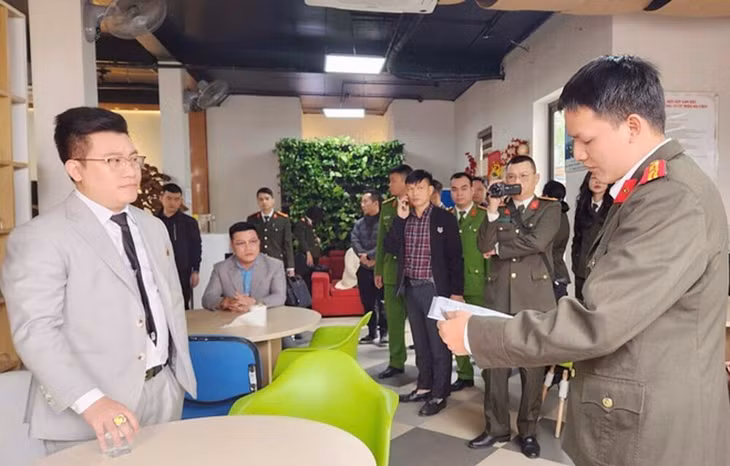 Cơ quan An ninh điều tra làm việc với Hồ Quốc Thân (ngoài cùng bên trái)