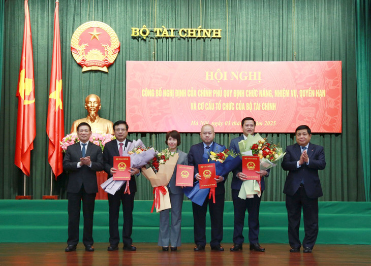 Phó Thủ tướng Chính phủ Hồ Đức Phớc (ngoài cùng bên trái), Phó Thủ tướng Chính phủ Nguyễn Chí Dũng (ngoài cùng bên phải) trao Quyết định và chúc mừng các tân Thứ trưởng Bộ Tài chính. Ảnh: Đức Minh Phó Thủ tướng Chính phủ Hồ Đức Phớc (ngoài cùng bên trái), Phó Thủ tướng Chính phủ Nguyễn Chí Dũng (ngoài cùng bên phải) trao Quyết định và chúc mừng các tân Thứ trưởng Bộ Tài chính. Ảnh: Đức Minh