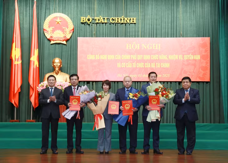 Phó Thủ tướng Chính phủ Hồ Đức Phớc (ngoài cùng bên trái), Phó Thủ tướng Chính phủ Nguyễn Chí Dũng (ngoài cùng bên phải) trao Quyết định và chúc mừng các tân Thứ trưởng Bộ Tài chính. Ảnh: Đức Minh