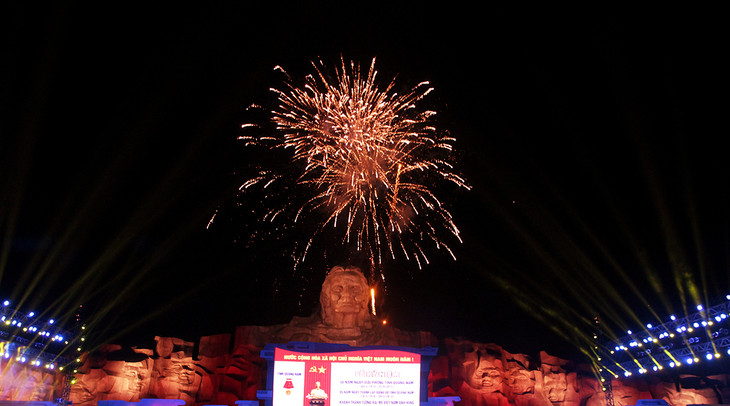 Quảng Nam bắn pháo hoa tầm thấp trong dịp khánh thành tượng đài mẹ Thứ. Ảnh minh họa Quảng Nam bắn pháo hoa tầm thấp trong dịp khánh thành tượng đài mẹ Thứ. Ảnh minh họa