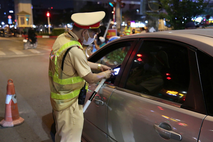Cảnh sát giao thông kiểm tra nồng độ cồn ở Hà Nội