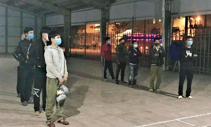 9 người nhập cảnh trái phép xếp hàng để kiểm tra y tế