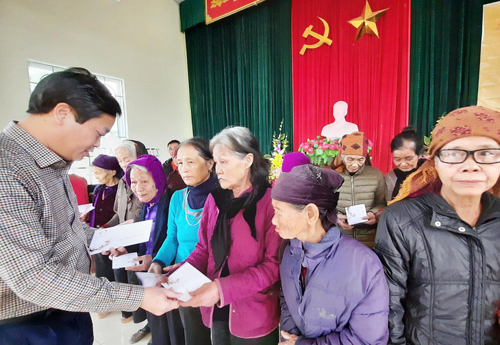 Tổng biên tập Báo Đấu thầu Đỗ Xuân Khánh trao quà Tết Tân Sửu 2021 cho các hộ nghèo xã Quảng Giao, huyện Quảng Xương. Ảnh: Tường Lâm