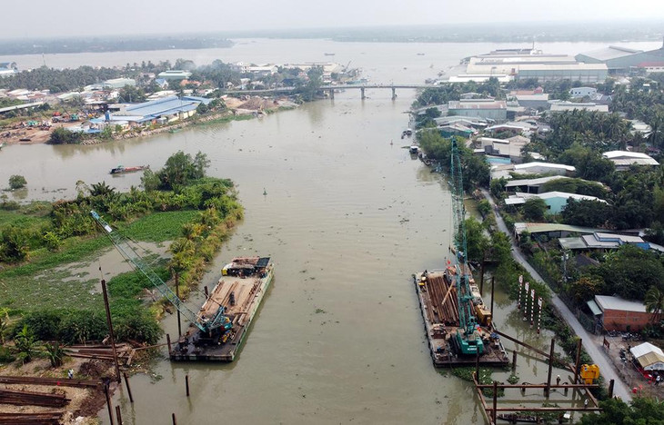 Thi công đập thép tại ngã ba kênh Nguyễn Tấn Thành giáp sông Tiền