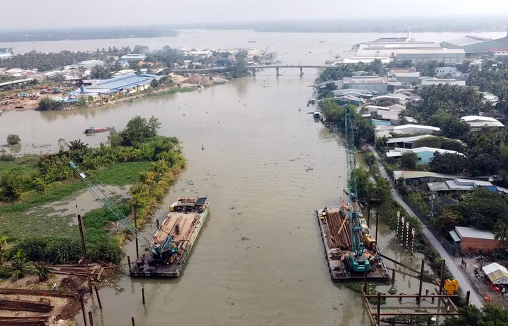 Thi công đập thép tại ngã ba kênh Nguyễn Tấn Thành giáp sông Tiền