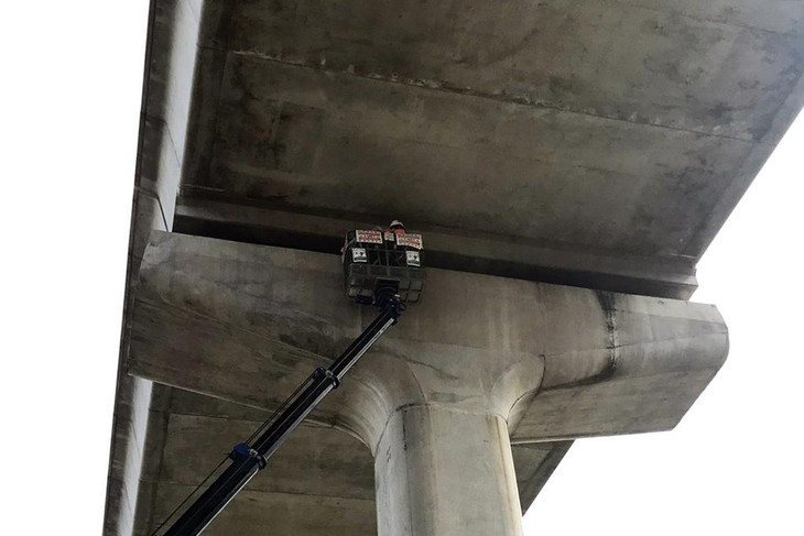 Kỹ sư kiểm tra gối dầm cầu tại khu vực cầu khu vực giữa ngã tư Thủ Đức và Bình Thái (TP. Thủ Đức) Kỹ sư kiểm tra gối dầm cầu tại khu vực cầu khu vực giữa ngã tư Thủ Đức và Bình Thái (TP. Thủ Đức)