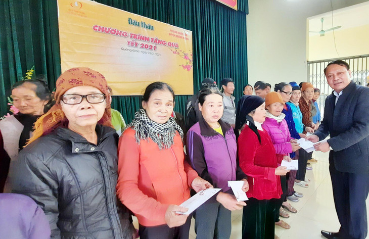 Phó Tổng biên tập Báo Đấu thầu Phạm Ngọc Thanh trao quà Tết Tân Sửu 2021 cho các hộ nghèo xã Quảng Giao, huyện Quảng Xương. Ảnh: Tường Lâm