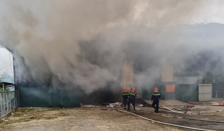 Ngọn lửa được khống chế, nhưng gần 10 tấn hàng trong kho bị thiêu rụi