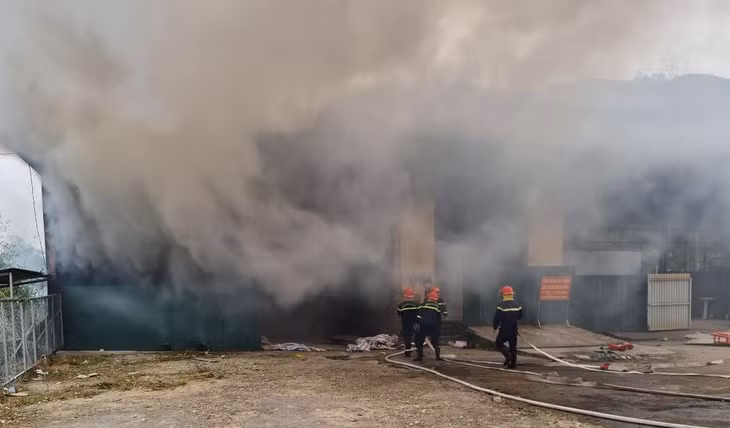 Ngọn lửa được khống chế, nhưng gần 10 tấn hàng trong kho bị thiêu rụi