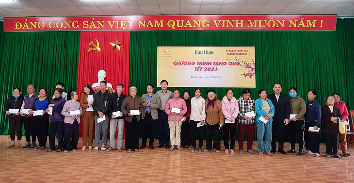 Tổng biên tập Đỗ Xuân Khánh, Phó Tổng biên tập Phạm Ngọc Thanh và Phó bí thư Thường trực Thành uỷ Lê Trung Sơn, Chủ tịch Mặt trận Tổ quốc thành phố Sầm Sơn Vũ Thị Suất trao quà Tết Tân Sửu cho các hộ nghèo thành phố Sầm Sơn. Ảnh: Tường Lâm