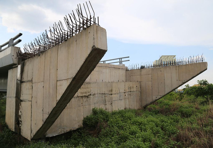 Trụ cầu kết nối nút giao cầu vượt Võ Văn Kiệt -Quốc lộ 1 nằm chơ vơ sau khi đơn vị thi công rút đi