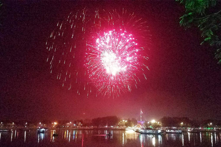 Pháo hoa trên sông Hương mừng xuân Canh Tý Pháo hoa trên sông Hương mừng xuân Canh Tý