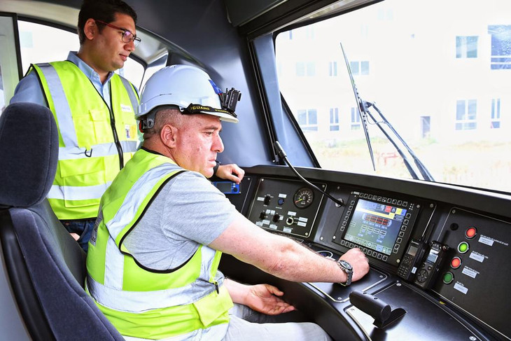 Trong quá trình chạy thử, lái tàu do nhà thầu nước ngoài đảm nhiệm Trong quá trình chạy thử, lái tàu do nhà thầu nước ngoài đảm nhiệm