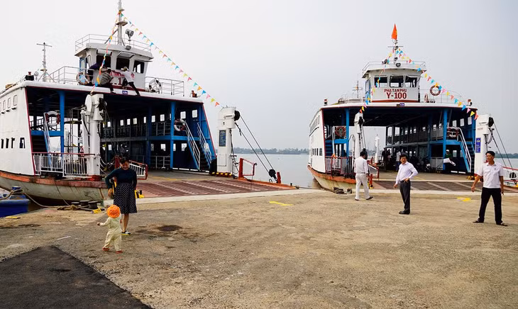 Thời gian đầu có 2 phà 100 tấn chở khách ở bến Rạch Miễu Thời gian đầu có 2 phà 100 tấn chở khách ở bến Rạch Miễu