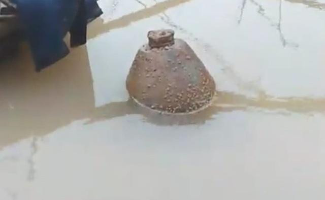 Quả bom được xác định vẫn còn nguyên kíp nổ, nổi một phần lên mặt nước