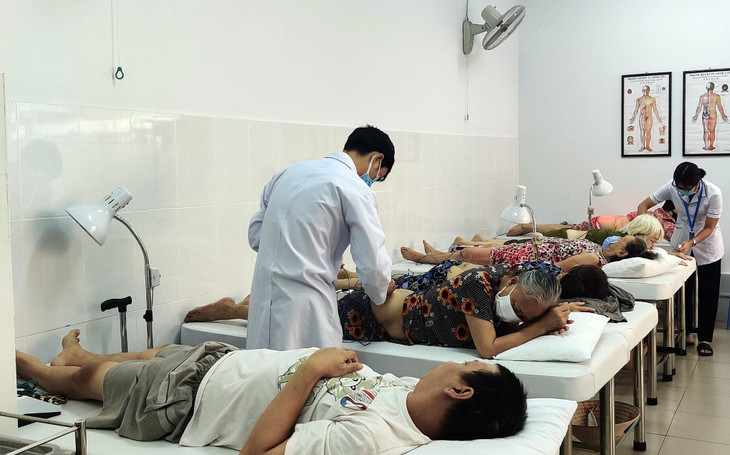 Bệnh nhân được điều trị theo phương pháp y học cổ truyền tại Trạm y tế Phường 21, quận Bình Thạnh, TP.HCM