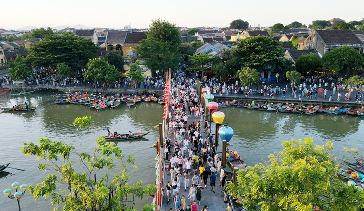 Đường phố Hội An chật kín du khách từ 17h đến 21h mỗi ngày