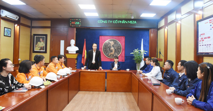 Đại diện lãnh đạo Công ty Cổ phần Miza ký kết tham gia chương trình điều chỉnh phụ tải