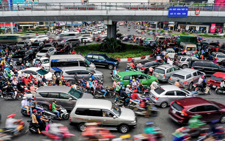 Xe chạy qua ngã tư Hàng Xanh