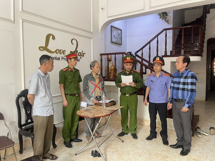 Nguyễn Thành Nam, nguyên Phó Giám đốc Sở Tài nguyên và môi trường tỉnh Hà Nam, đánh dấu X màu đỏ.