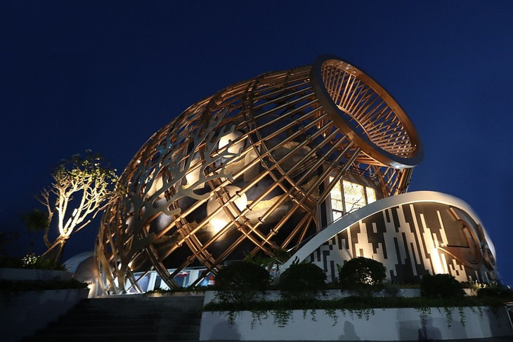 Nhà hát Đó nằm ở khu vực Bãi Tiên, phường Vĩnh Hòa, TP. Nha Trang