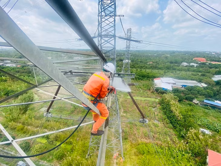 Nhân viên EVN kiểm tra đường dây truyền tải điện