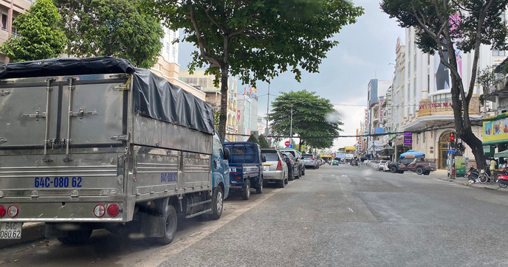 Bãi giữ ô tô trên đường Nguyễn An Ninh, quận Ninh Kiều