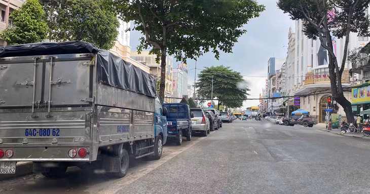 Bãi giữ ô tô trên đường Nguyễn An Ninh, quận Ninh Kiều