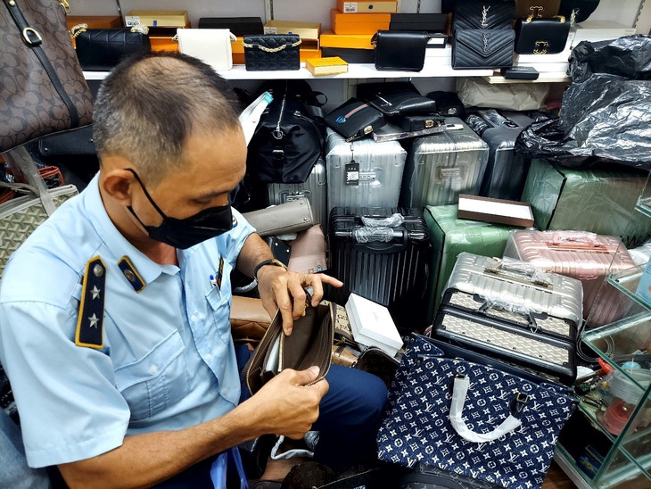 Gần 700 cửa hàng ở TP.HCM bị xử phạt vì bán hàng giả trong 3 tháng đầu năm.