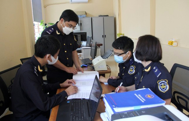 Chỉ trong tháng 3, Cục Hải quan TP.HCM đã thông báo tạm hoãn xuất cảnh 60 giám đốc, người đại diện pháp luật doanh nghiệp do nợ thuế kéo dài.