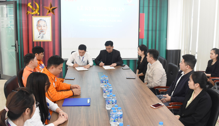 Đại diện lãnh đạo Công ty Cổ phần thiết bị điện MBT ký kết tham gia chương trình điều chỉnh phụ tải