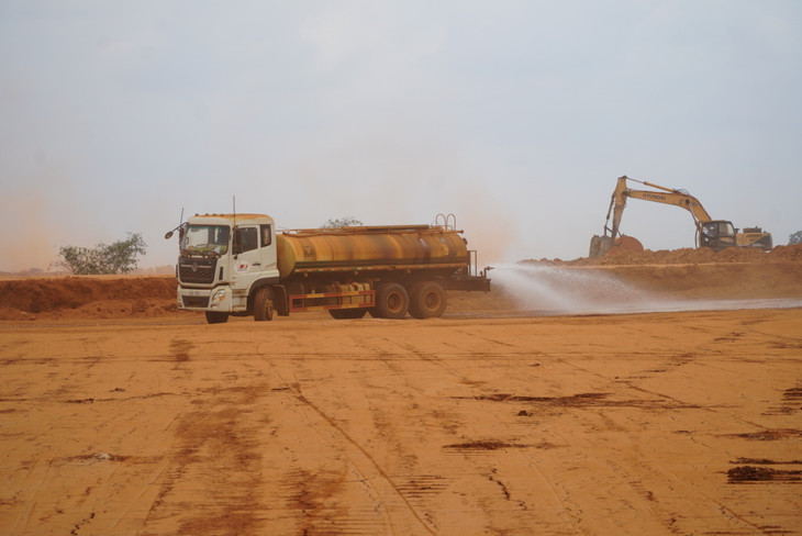 Xe tưới nước bên trong dự án sân bay Long Thành