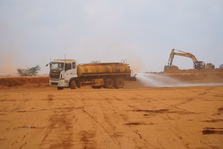 Xe tưới nước bên trong dự án sân bay Long Thành