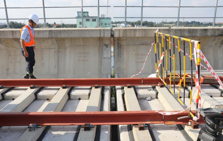 Kỹ sư kiểm tra ở vị trí bị sự cố tại trụ P14-10